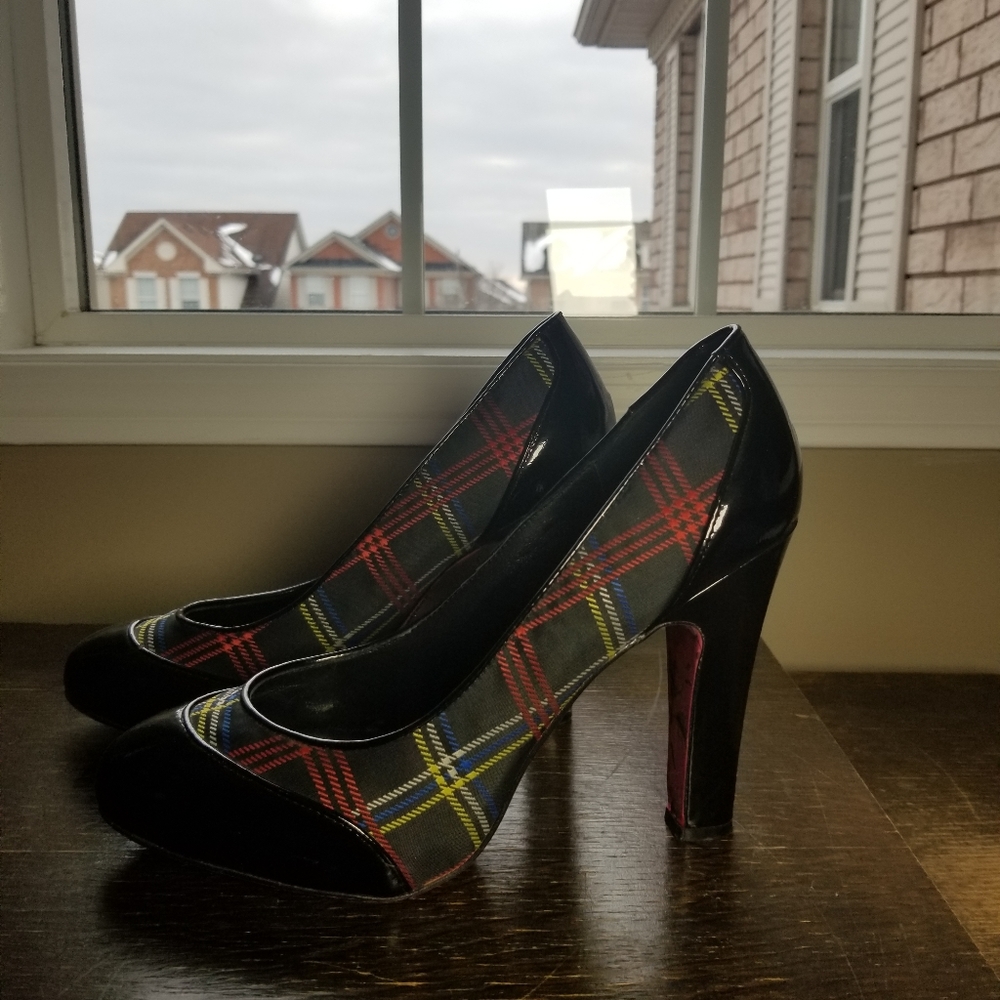 Betsey Johnson size 9 platform pumps